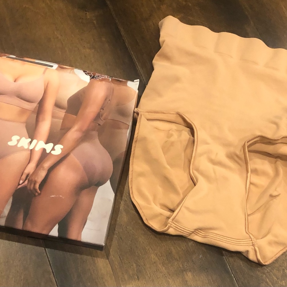 SKIMS Sculpting Mid Waist brief NEW - Picture 2 of 10